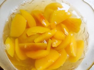 16、黄桃罐头,倒入碗中，放凉
