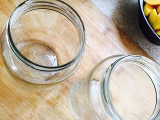 17、黄桃罐头,拿出备用的瓶子