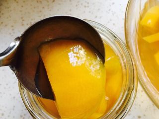 18、黄桃罐头,放凉了，就拿瓶装好