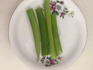 1、平菇炒鸡蛋,大葱叶清洗干净