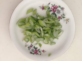 2、平菇炒鸡蛋,把葱叶切成葱花