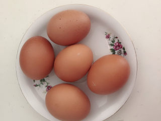 3、平菇炒鸡蛋,把土鸡蛋清洗干净