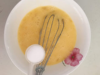 4、平菇炒鸡蛋,把鸡蛋液打入碗里，加入精盐
