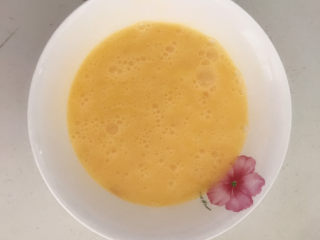 5、平菇炒鸡蛋,调匀备用