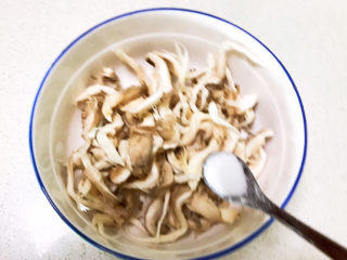 8、平菇炒鸡蛋,加入精盐，调匀后腌制10分钟