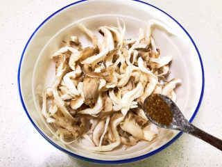 10、平菇炒鸡蛋,加入花椒粉