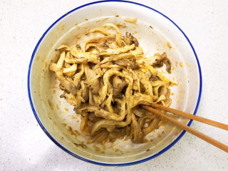 13、平菇炒鸡蛋,调匀