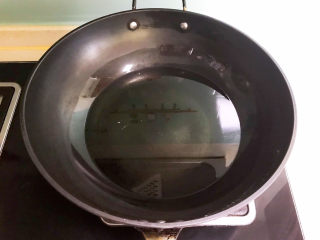 14、平菇炒鸡蛋,炒锅烧热后加入2大勺大豆色拉油