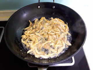 15、平菇炒鸡蛋,油温6分热的时候加入平菇，全程小火炸制