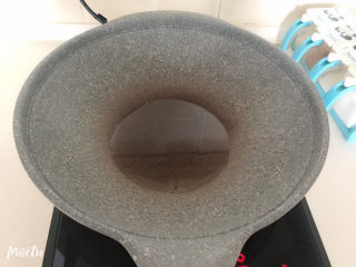 18、平菇炒鸡蛋,另起锅，炒锅烧热后加入大豆色拉油