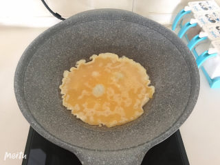 19、平菇炒鸡蛋,油温7分热的时候加入鸡蛋液