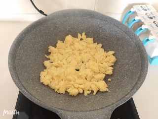 21、平菇炒鸡蛋,炒至鸡蛋颜色微焦