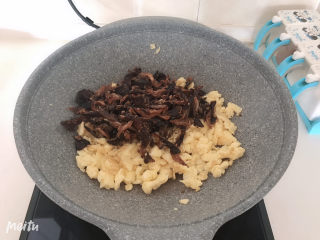 22、平菇炒鸡蛋,加入炸好的平菇