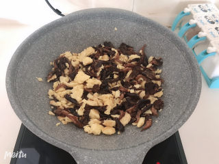 23、平菇炒鸡蛋,翻炒均匀