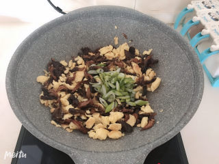 24、平菇炒鸡蛋,加入葱花