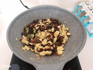 25、平菇炒鸡蛋,翻炒均匀即可