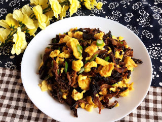 27、平菇炒鸡蛋,这道平菇炒鸡蛋口感非常独特，平菇香酥，鸡蛋嫩滑，营养丰富，鲜美无比~