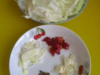 1、香辣汤面,白菜洗净撕成小片儿，葱  蒜切片儿，干红辣椒切段儿，花椒备用；