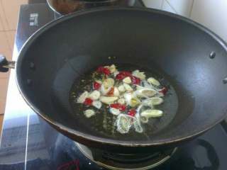 2、香辣汤面,炒锅放油烧热，放葱 蒜片  干红辣椒 花椒爆香；