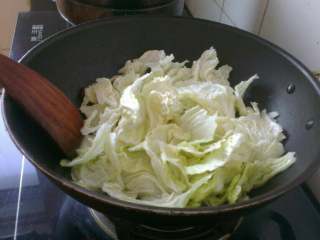 3、香辣汤面,倒入白菜翻炒几下，加适量水烧开；