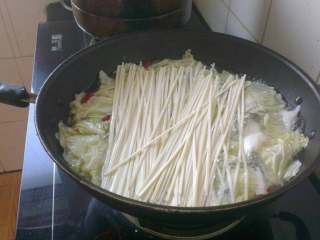 4、香辣汤面,下入挂面煮至开锅；