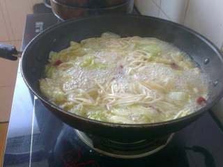 5、香辣汤面,加少许盐、鸡精、生抽、米醋、胡椒粉调味儿；