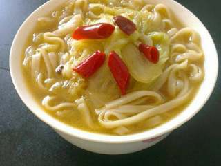 6、香辣汤面,关火前淋入少许香油，盛出即可！