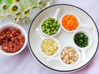 3、改良版香菇酿肉,肉切末，豌豆洗净，胡萝卜大蒜、和香葱切碎。