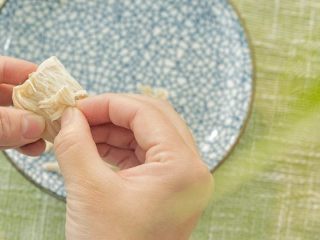 2、芙蓉面线汤,放凉后撕成条。煮之前不要把鸡胸肉切片或小块,要一整块一起煮。不然大部分肉质会变老,而且撕起来也费劲。