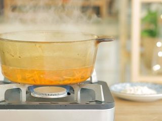 10、芙蓉面线汤,煮一锅水,水开后倒入胡萝卜丝,煮约1分钟。如果是胡萝卜蓉的话,煮的时间可以再短点。