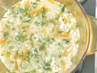 12、芙蓉面线汤,最后加入鸡肉蓉和菠菜碎,再煮约2分钟后关火。1岁以上的宝宝,可以酌情加入一点点盐调味。