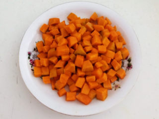 4、南瓜糯米糕,把南瓜切成小丁