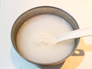 6、南瓜糯米糕,把糯米淘洗干净