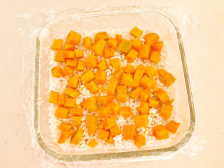 14、南瓜糯米糕,再撒上一层南瓜丁