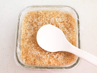 20、南瓜糯米糕,用饭勺再把南瓜糯米糕压实一点