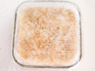 21、南瓜糯米糕,再盖上保鲜膜，自然晾凉