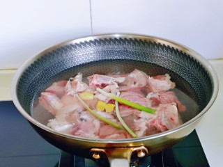 2、红烧羊排,羊排焯水: 锅中加水，羊排冷水下锅，加入葱，姜，2勺料酒，大火烧开煮5分钟，煮制途中撇出血沫。