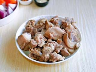 3、红烧羊排,焯水的羊排捞出，用温水反复冲洗，把羊排上的杂质冲洗干净，淋干水分备用。