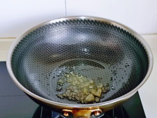 4、红烧羊排,起油锅，加入冰糖，小火融化，炒至褐色。