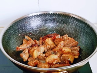 5、红烧羊排,加入焯水的羊排，炒糖色，使每一块羊排均匀裹上糖色。(全程小火)