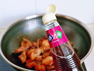 6、红烧羊排,加入料酒，可以适当多一点，去腥。