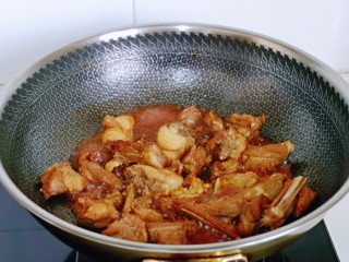 7、红烧羊排,再加入酱油，翻炒均匀。