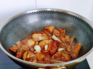 8、红烧羊排,加入姜蒜，八角，桂皮翻炒。