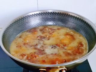 9、红烧羊排,加入纯净水，水量没过羊排为佳，盖上盖子大火烧开，转小火慢炖。