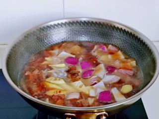 10、红烧羊排,大约炖了45分钟，羊排炖的差不多烂糊啦，加入雷笋，洋葱，再炖20分钟。