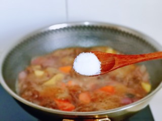 11、红烧羊排,20分钟后加入胡萝卜，按个人口味加入盐，再炖8分钟。