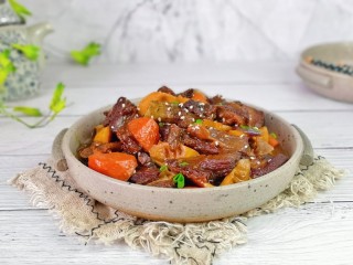 13、红烧羊排,盛出装盘，撒上熟白芝麻及葱花点缀。