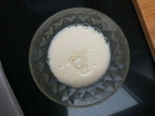 3、全麦麦麸馒头,酵母温水化开，白糖也放进去融化