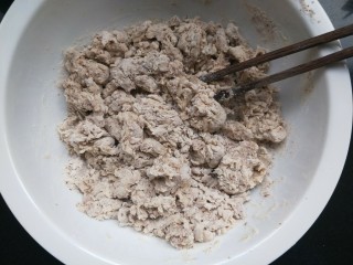 4、全麦麦麸馒头,酵母水倒进去，然后再加水，一边加水一边搅拌成絮状