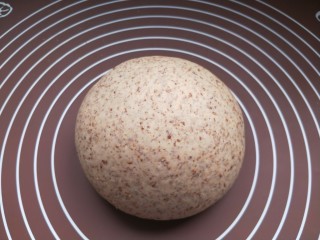 7、全麦麦麸馒头,大概揉十四五分钟，把面团揉的表面光滑